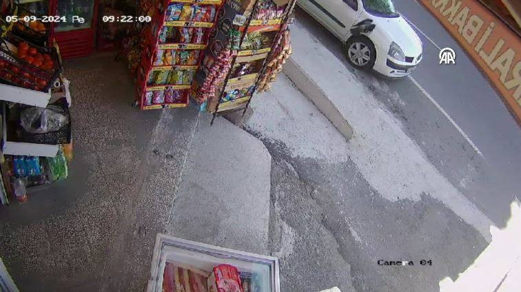 Bakkaldan cips çalan karga suçüstü yakalandı! Etrafı kolaçan etti paketi alıp kaçtı - Resim: 11